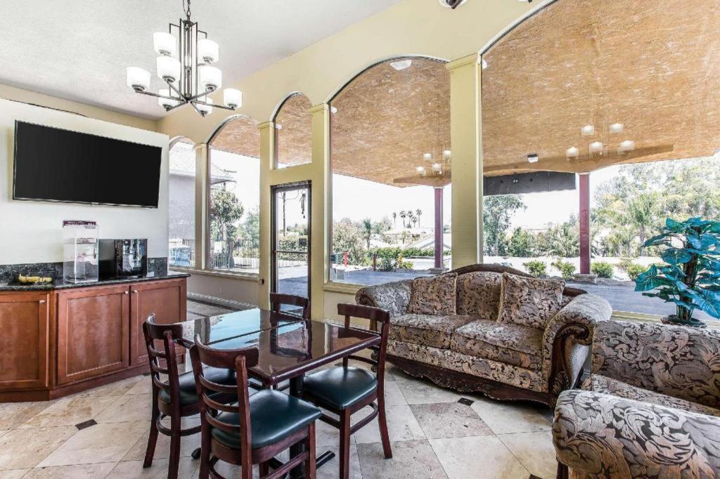 Rodeway Inn & Suites Canyon Lake-Menifee West Dış mekan fotoğraf