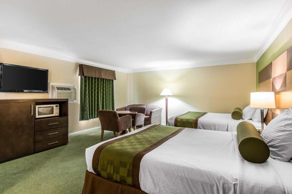 Rodeway Inn & Suites Canyon Lake-Menifee West Dış mekan fotoğraf