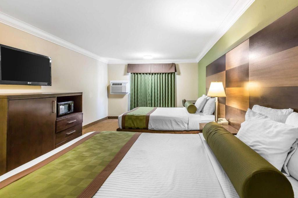Rodeway Inn & Suites Canyon Lake-Menifee West Dış mekan fotoğraf