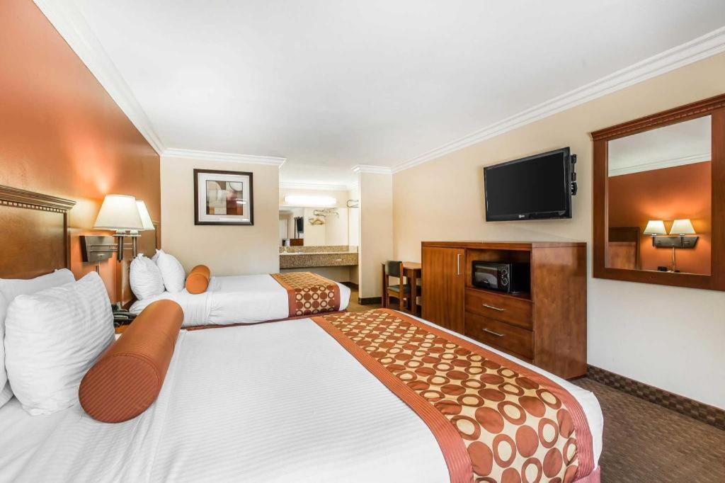 Rodeway Inn & Suites Canyon Lake-Menifee West Dış mekan fotoğraf