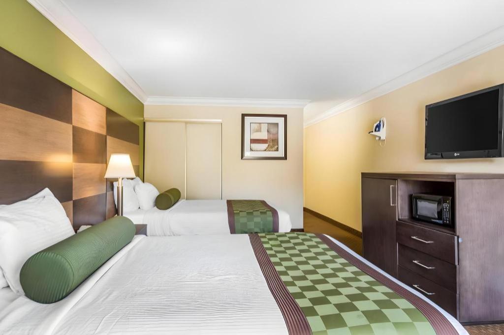 Rodeway Inn & Suites Canyon Lake-Menifee West Dış mekan fotoğraf