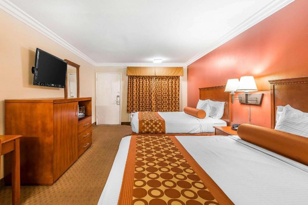 Rodeway Inn & Suites Canyon Lake-Menifee West Dış mekan fotoğraf