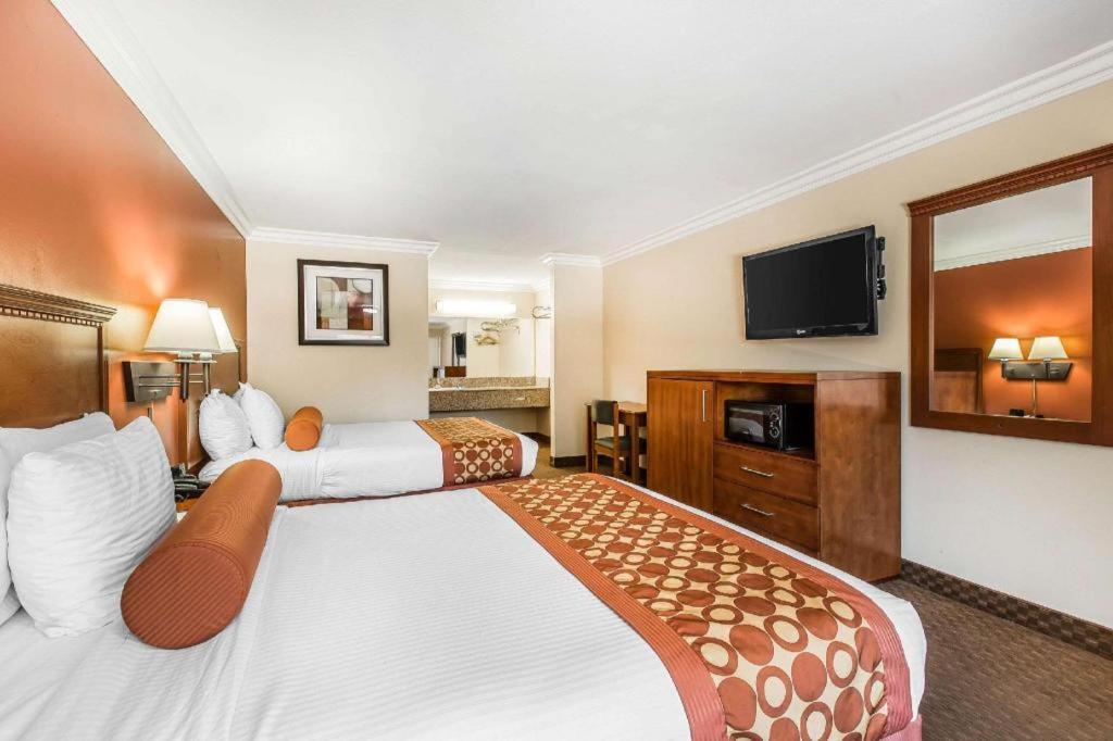 Rodeway Inn & Suites Canyon Lake-Menifee West Dış mekan fotoğraf