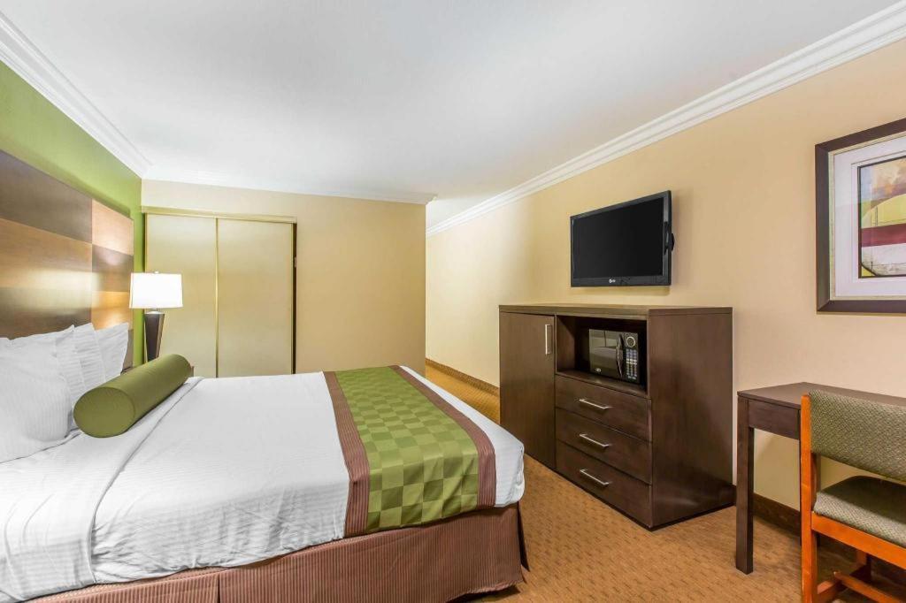 Rodeway Inn & Suites Canyon Lake-Menifee West Dış mekan fotoğraf