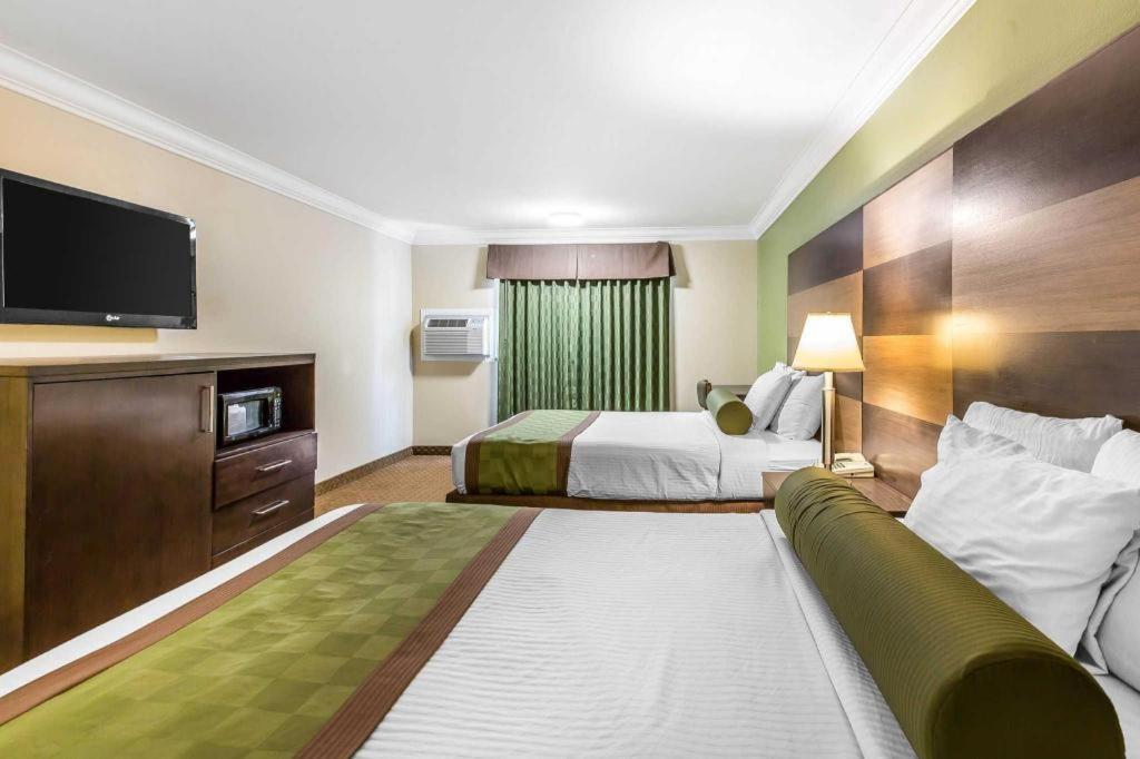 Rodeway Inn & Suites Canyon Lake-Menifee West Dış mekan fotoğraf