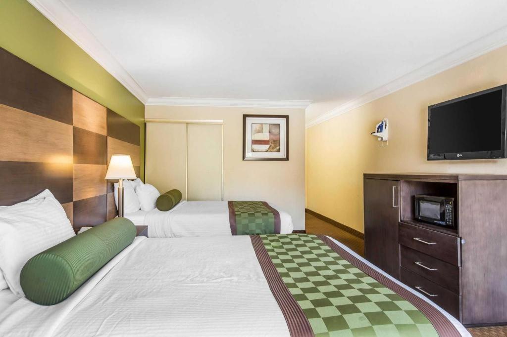 Rodeway Inn & Suites Canyon Lake-Menifee West Dış mekan fotoğraf