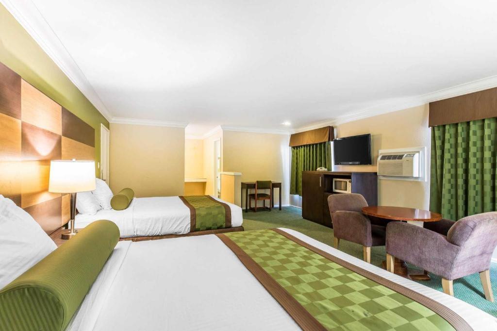 Rodeway Inn & Suites Canyon Lake-Menifee West Dış mekan fotoğraf