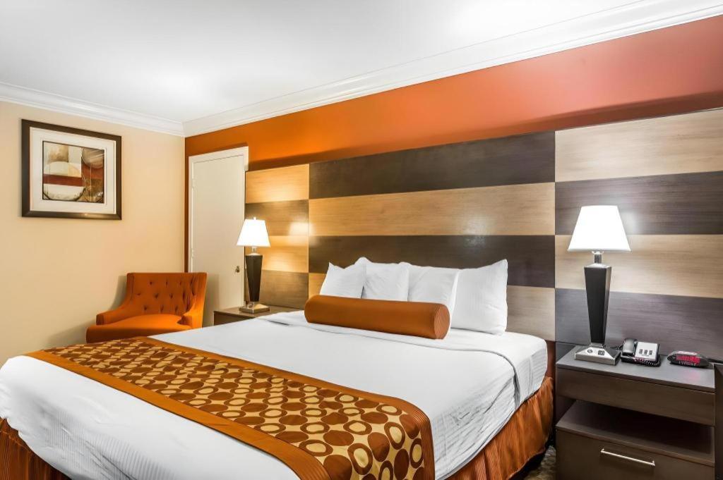 Rodeway Inn & Suites Canyon Lake-Menifee West Dış mekan fotoğraf