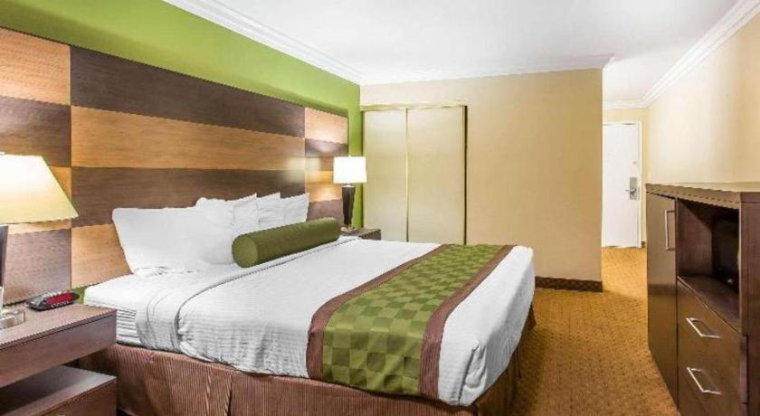 Rodeway Inn & Suites Canyon Lake-Menifee West Dış mekan fotoğraf