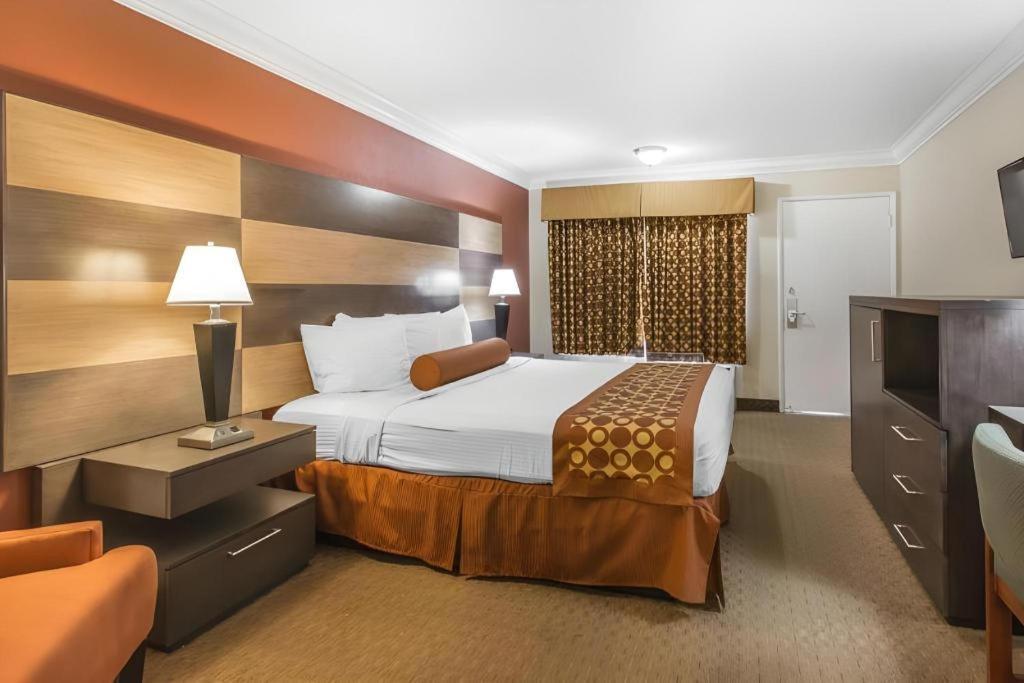 Rodeway Inn & Suites Canyon Lake-Menifee West Dış mekan fotoğraf