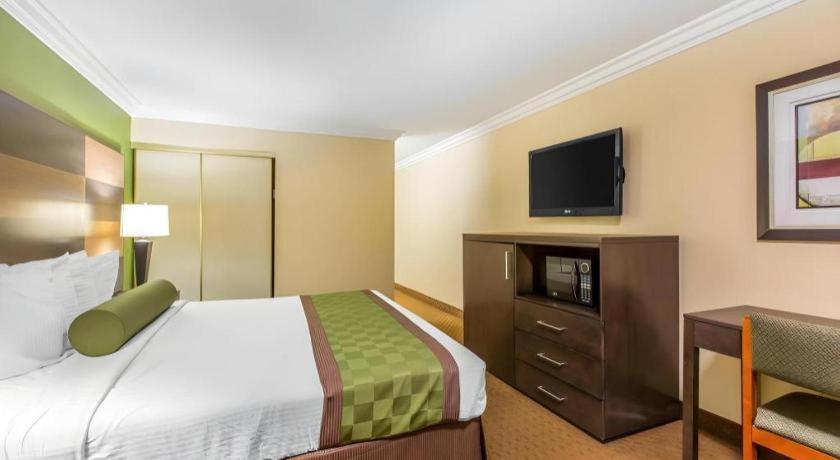 Rodeway Inn & Suites Canyon Lake-Menifee West Dış mekan fotoğraf