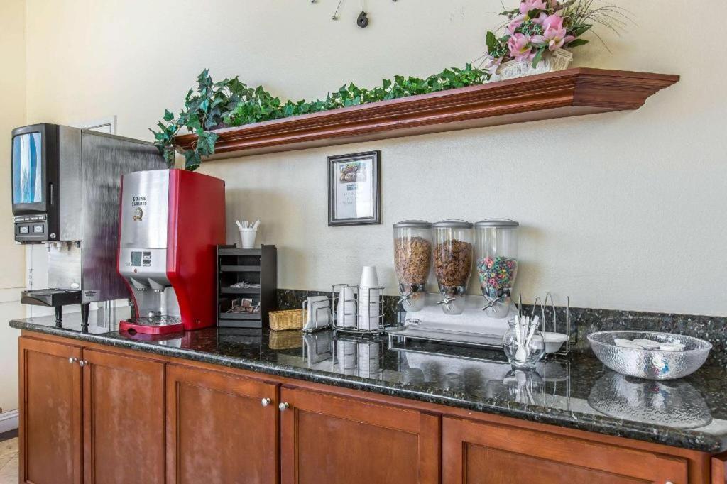 Rodeway Inn & Suites Canyon Lake-Menifee West Dış mekan fotoğraf